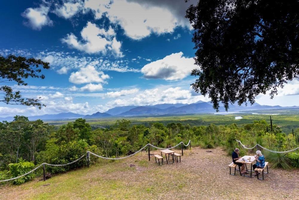 Vista Hinchinbrook Aparthotel Cardwell Bagian luar foto