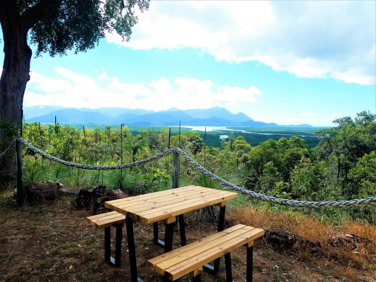 Vista Hinchinbrook Aparthotel Cardwell Bagian luar foto