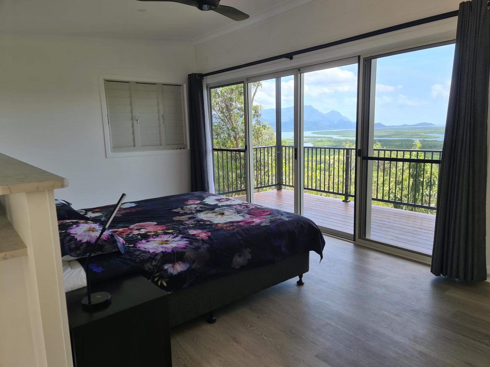 Vista Hinchinbrook Aparthotel Cardwell Bagian luar foto