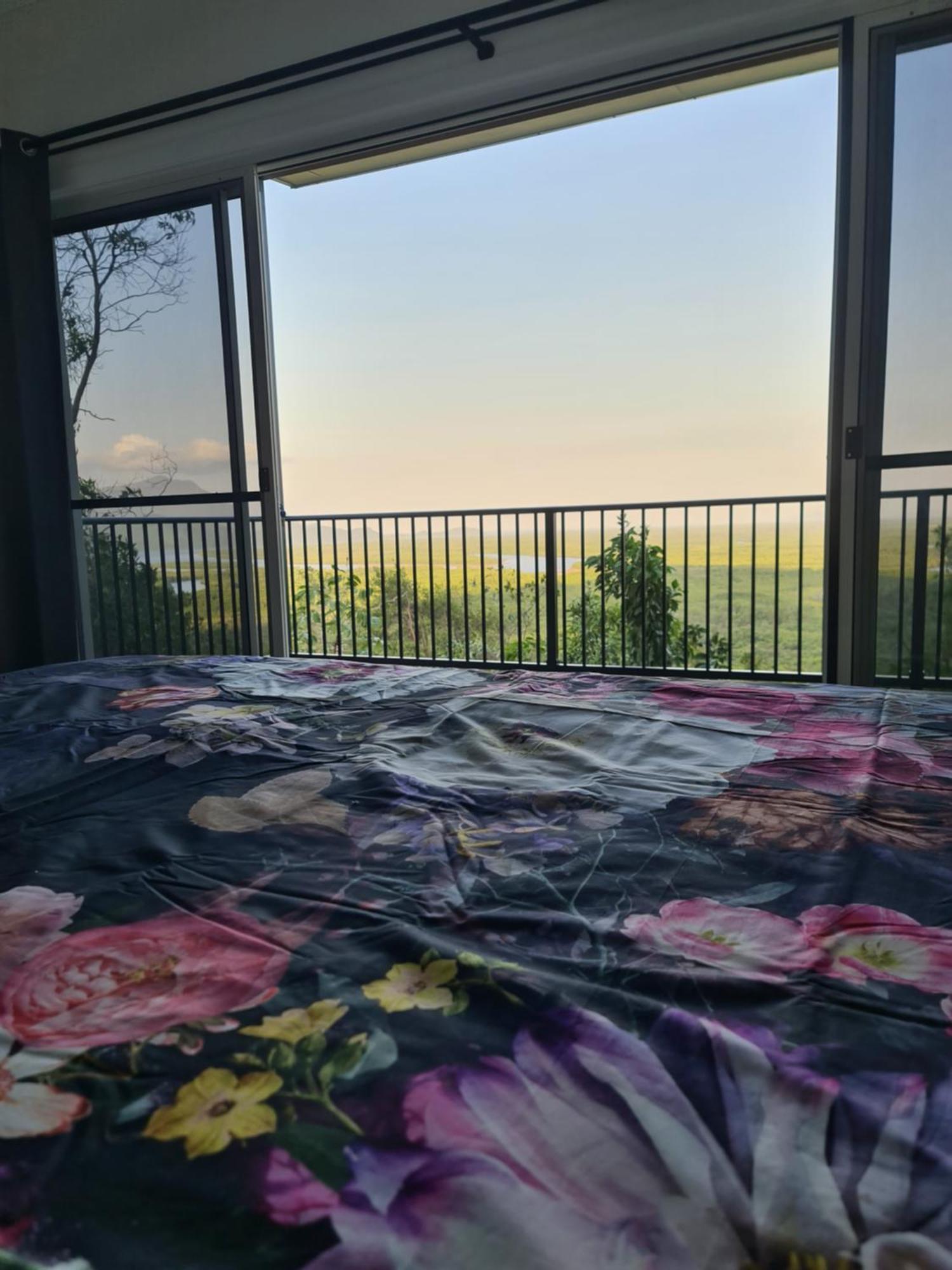 Vista Hinchinbrook Aparthotel Cardwell Bagian luar foto