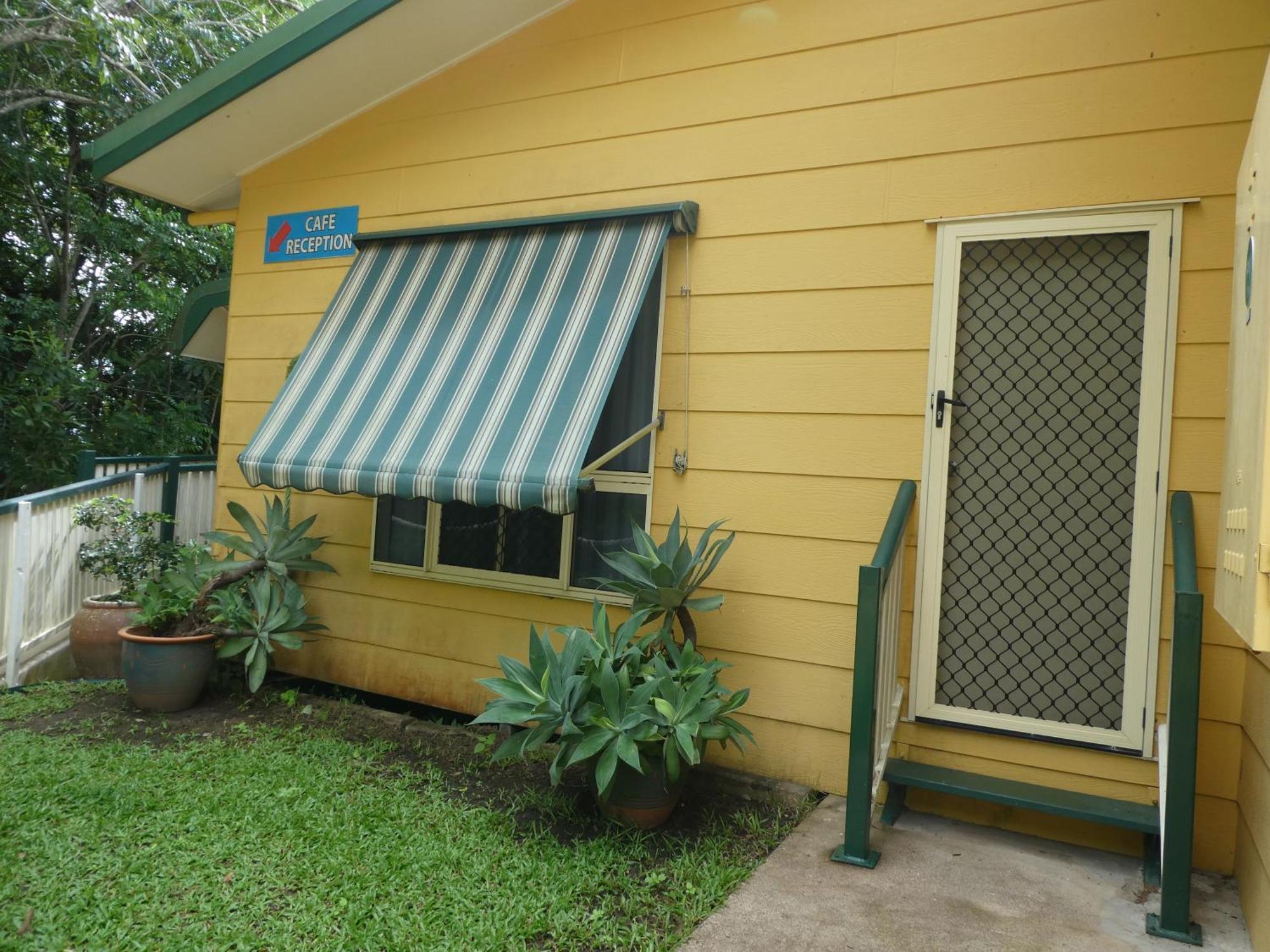 Vista Hinchinbrook Aparthotel Cardwell Bagian luar foto