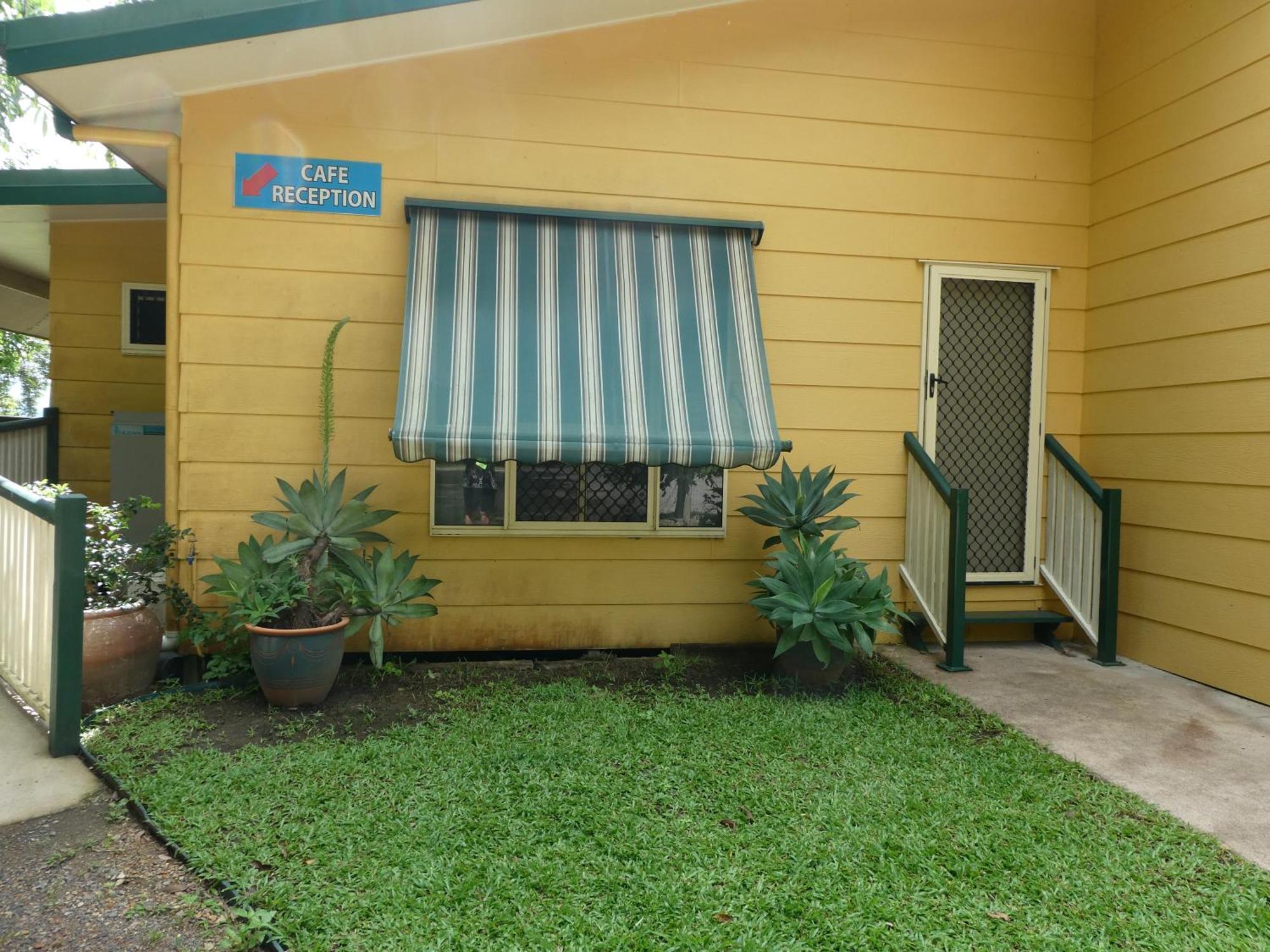 Vista Hinchinbrook Aparthotel Cardwell Bagian luar foto