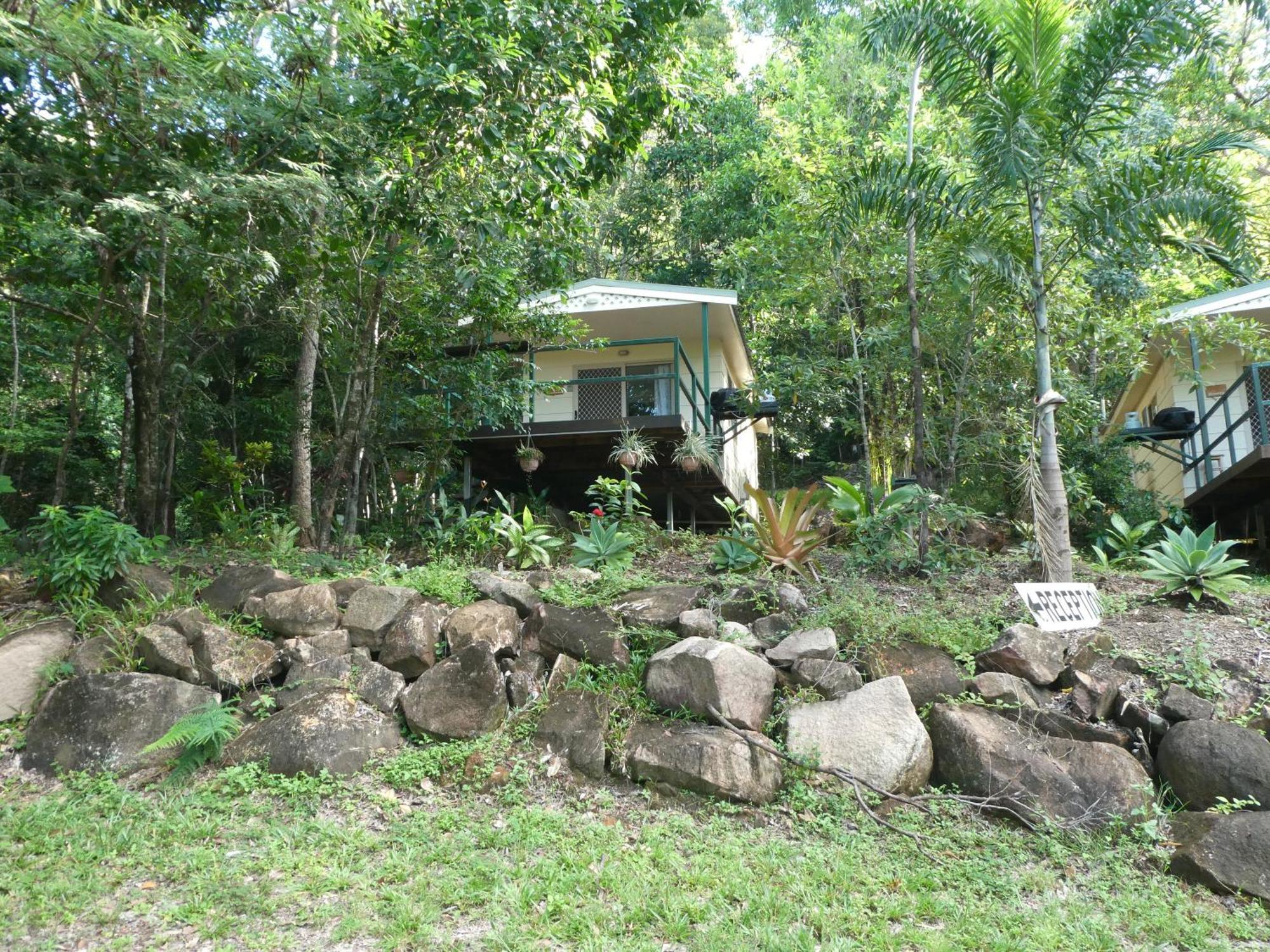 Vista Hinchinbrook Aparthotel Cardwell Bagian luar foto