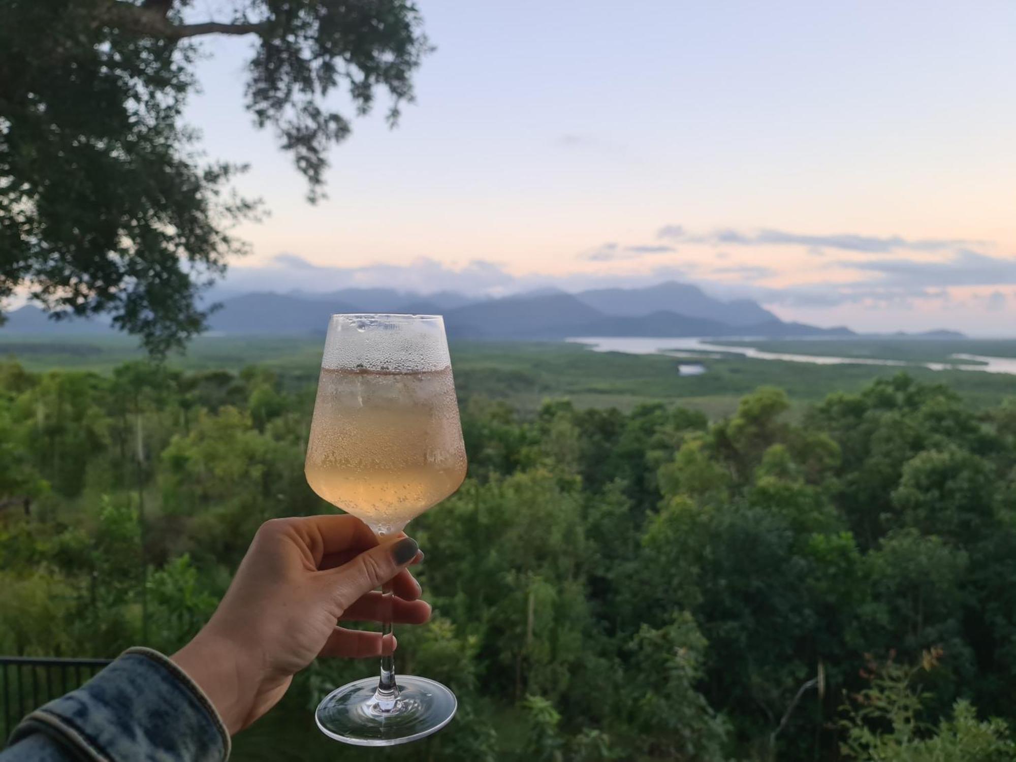 Vista Hinchinbrook Aparthotel Cardwell Bagian luar foto